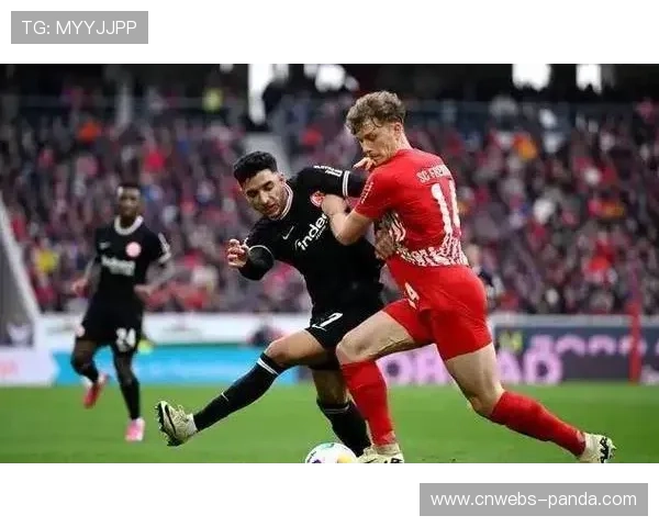 拜仁前锋凯恩左脚扫射破门，三次对阵弗赖堡均进球